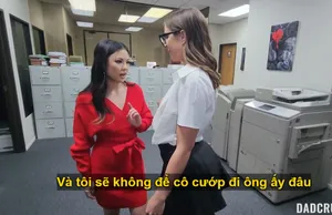 Con gái dụ dỗ bố dượng không được nên nhờ cô bạn thân giúp