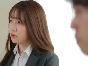 Hiếp dâm tập thể hai mẹ con vú to lồn không lông