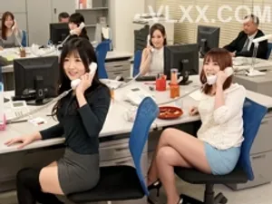 Cô vợ bị quản lý đụ ngay phía sau tấm kính 1 chiều mà Người chồng không hề hay biết