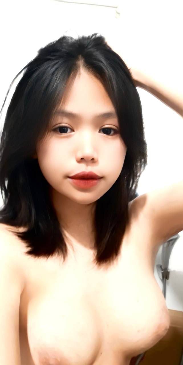 Chị gái bị nghiện sờ đầu vú vậy để thằng em trai này giúp chị