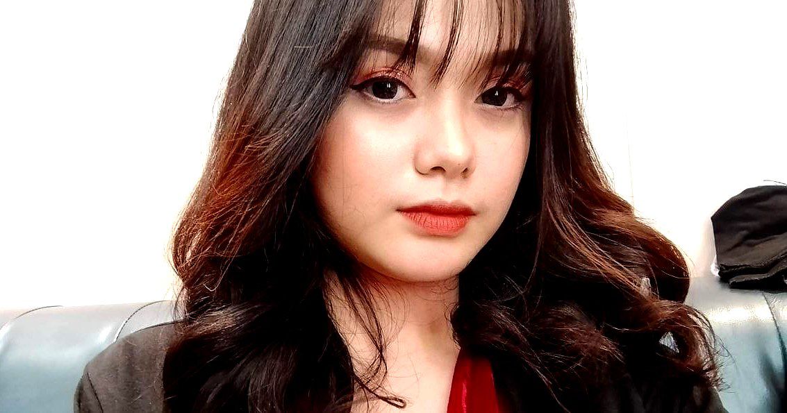 Em gái mới có hình xăm hoa trên cánh tay, đang quan hệ với bạn trai, âm hộ đầy đặn và mềm mại với lông hơi rậm, âm hộ khít với đáy quần bị rách khi mặc tất, xuất tinh quá nhanh và không thỏa mãn